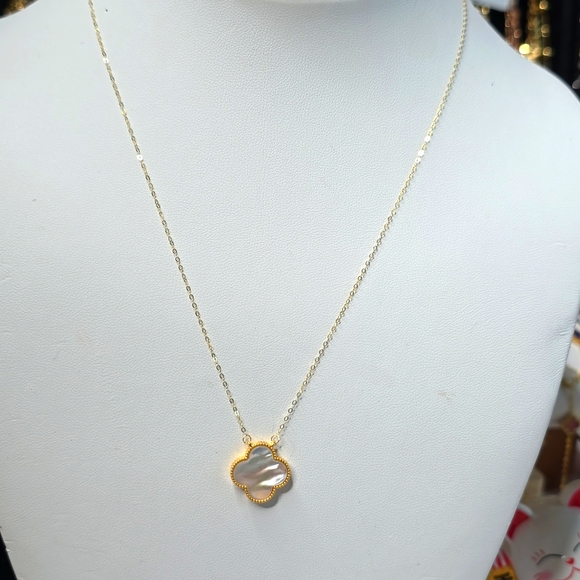 UNBRANDED Jewelry - 18K Yellow Gold Clover Flower Necklace Cebtered 18" 15mm Mother of Pearl DAINTY